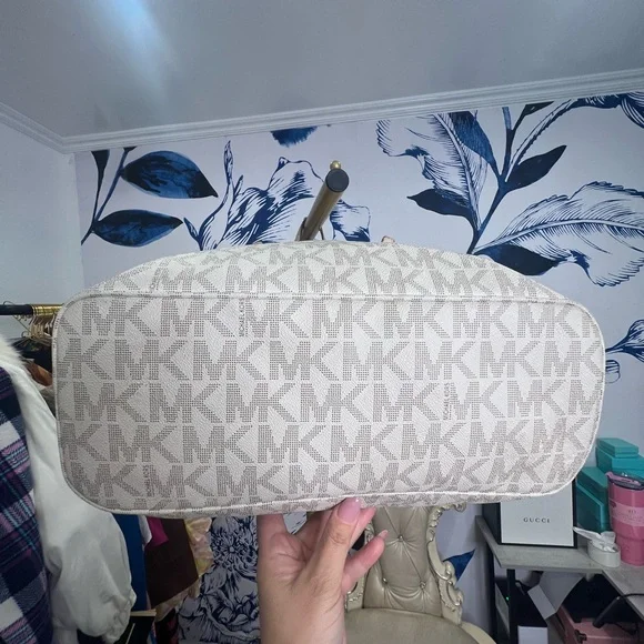 GIVEAWAY Michael Kors Beige Tote Bag - Picture 9 of 9